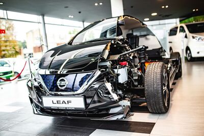 'Fakto Auto“ į Lietuvą atvežė pusiau perpjautą Nissan LEAF elektromobilį