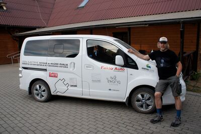 Ekologinio žygio palydovas – elektra varomas furgonas Nissan env200 iš Fakto Auto